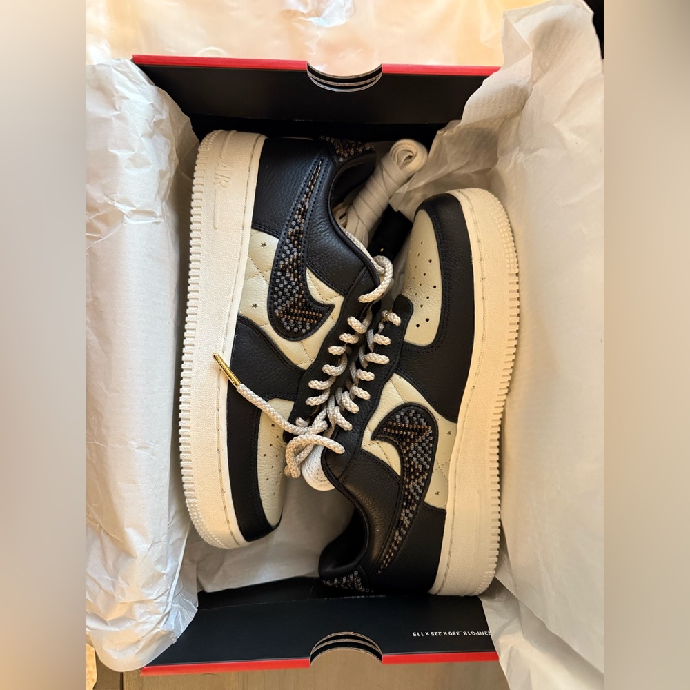 Nike Women's Black and Cream Athletic Shoes